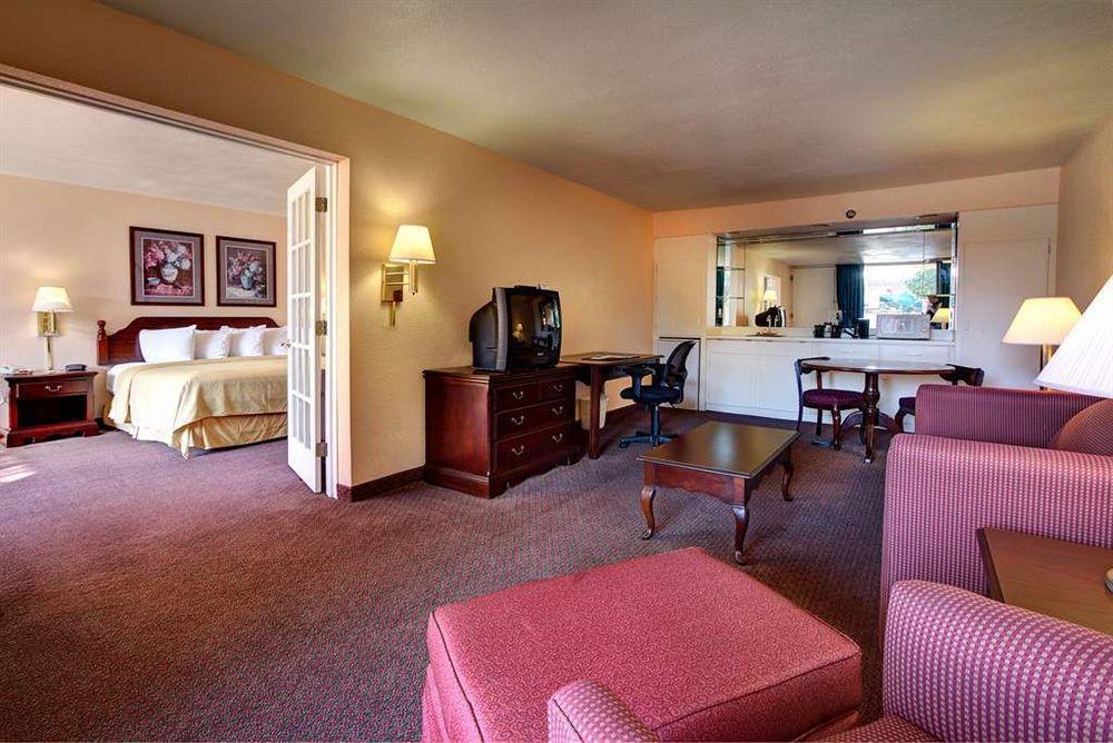 Quality Inn & Suites Conference Center New Port Richey Room photo