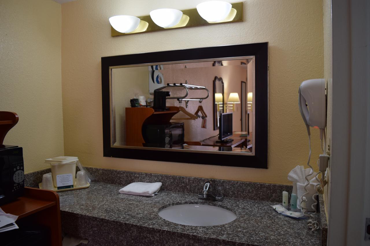 Quality Inn & Suites Conference Center New Port Richey Room photo